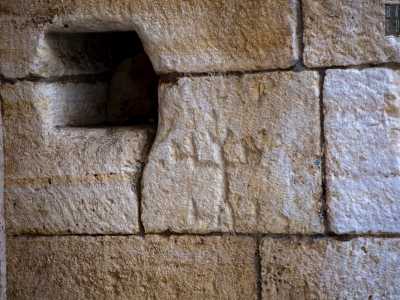 Spostandoci sulla parete sinistra, vi � infine il misterioso Abraxas, simbolo esoterico inciso su pietre e sigilli usati come talismani magici...